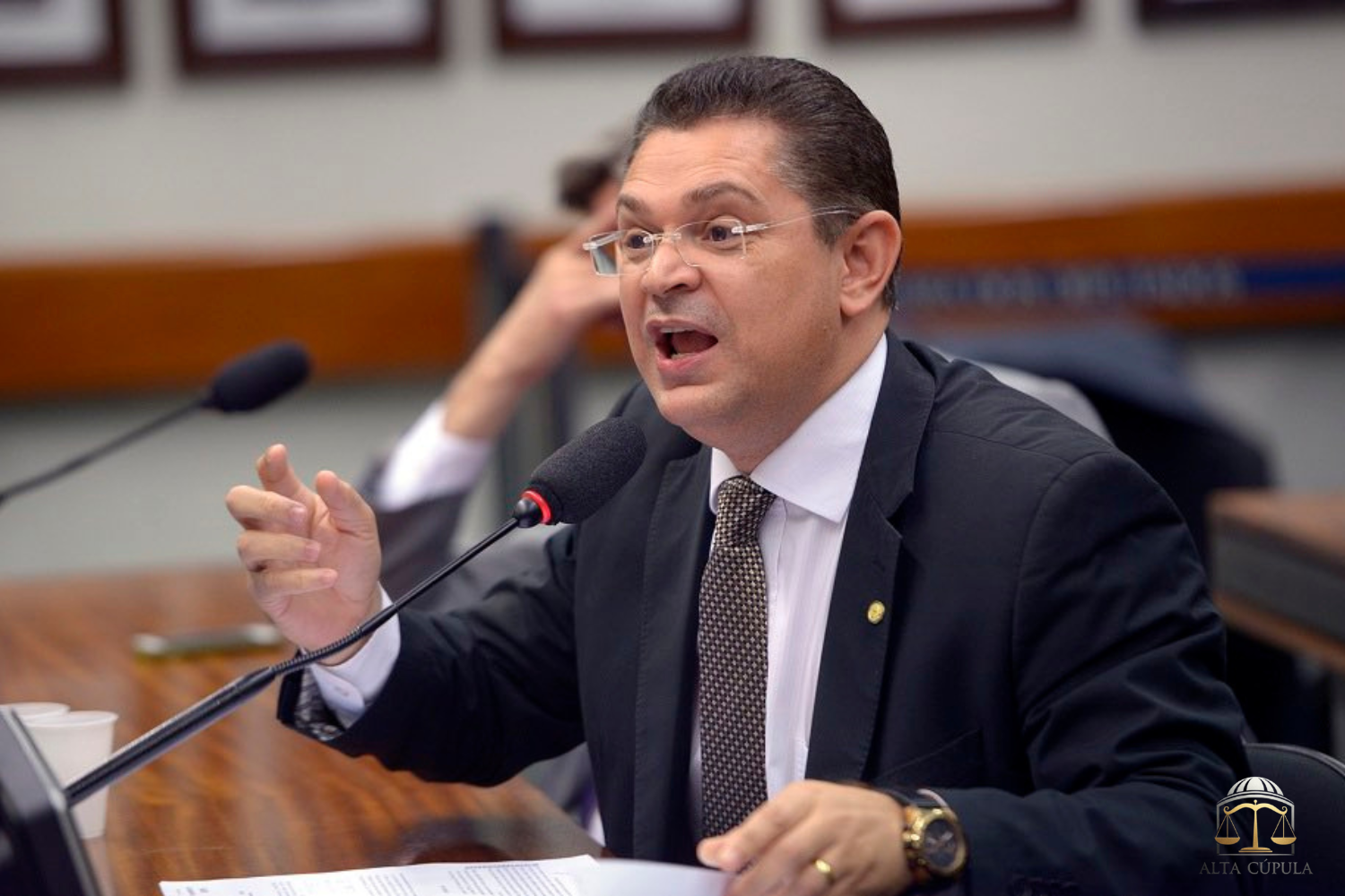 Deputado Sóstenes Cavalcante critica soltura de dono do Banco Master e fala em “tapa na cara dos brasileiros”