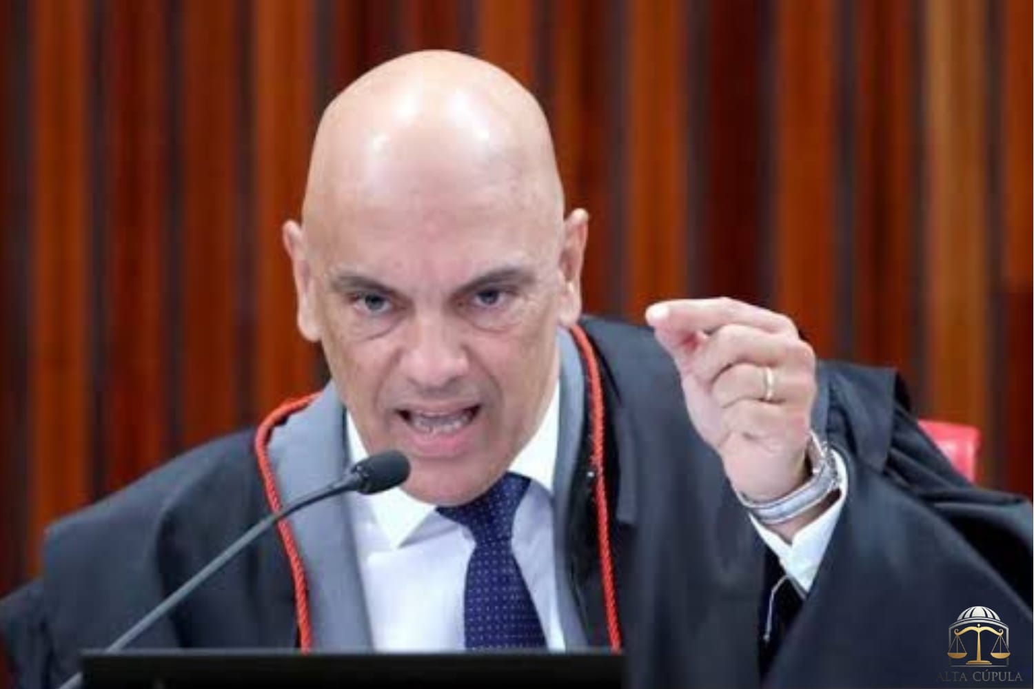 Alexandre de Moraes do (STF) determina que Bolsonaro comece a cumprir pena de 27 anos e 3 meses na sede da Polícia Federal