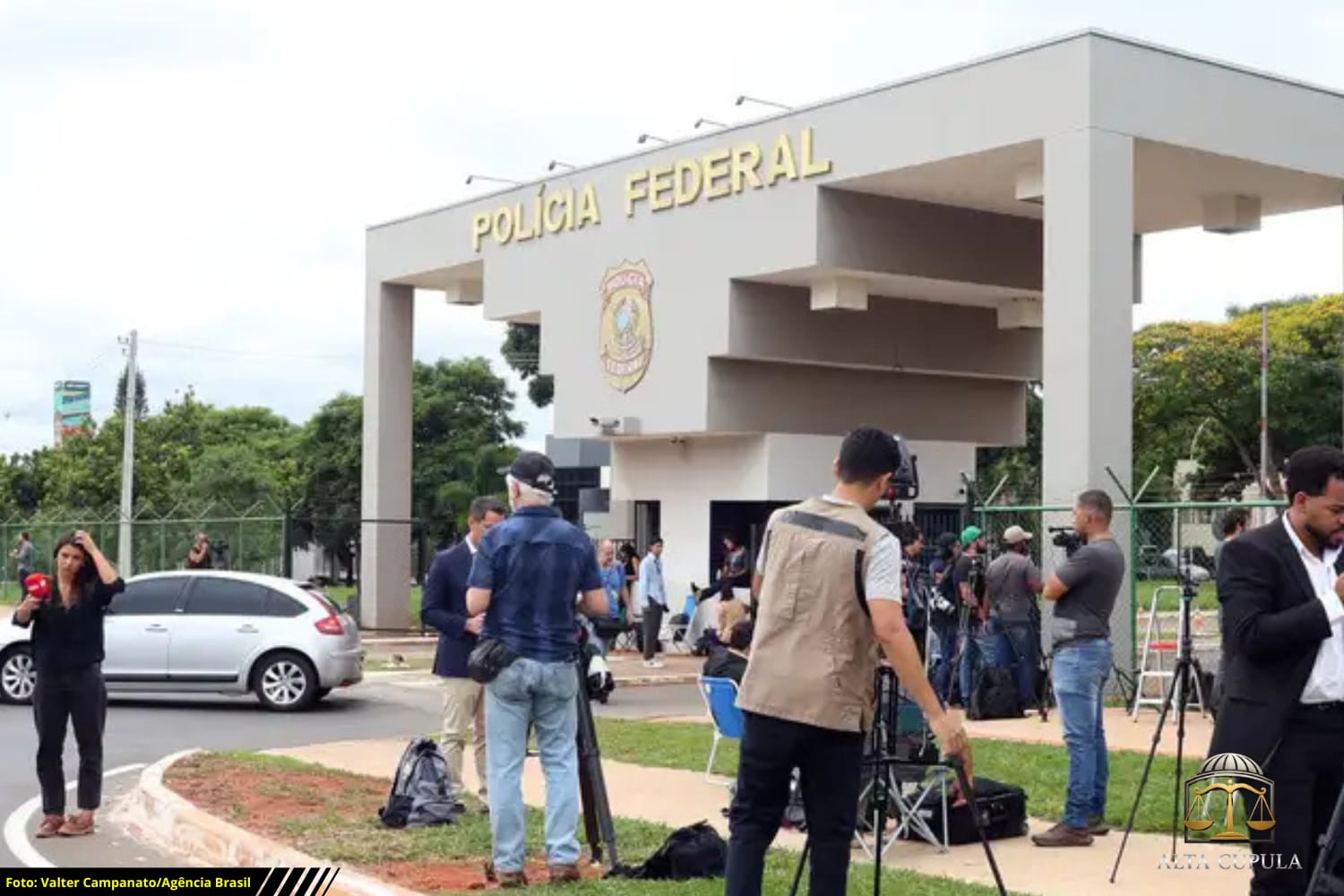 Michelle Bolsonaro denuncia falta de apreciação de pedidos judiciais e relata impedimento de visitas ao marido