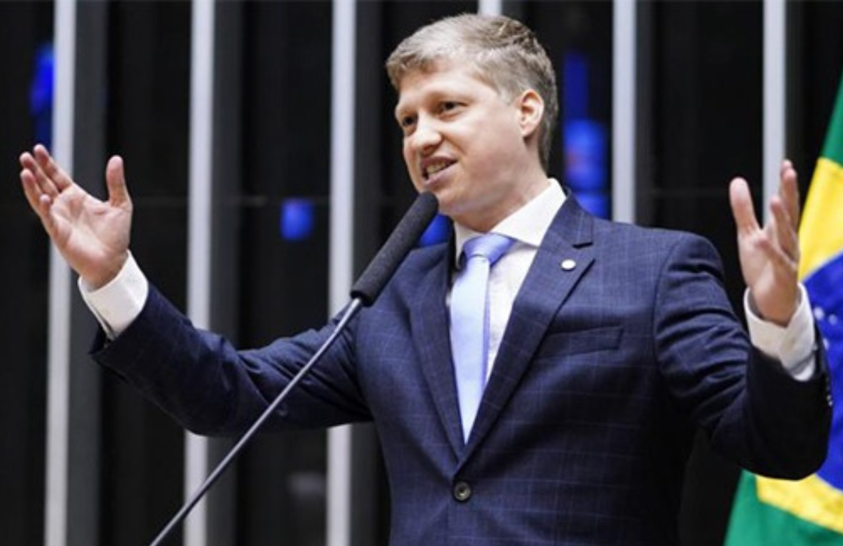 Deputado Marcel van Hattem chega a Brasília para protocolar pedido de impeachment de Alexandre de Moraes por caso Banco Master