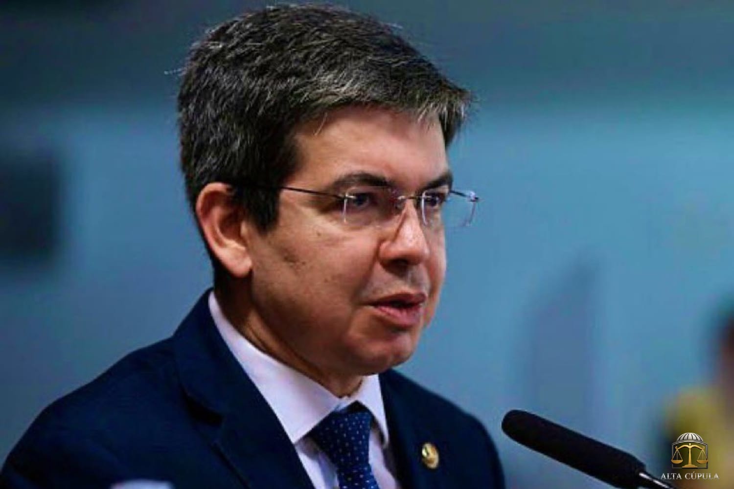 Senador Randolfe pede vista e adia votação do PL da dosimetria na CCJ