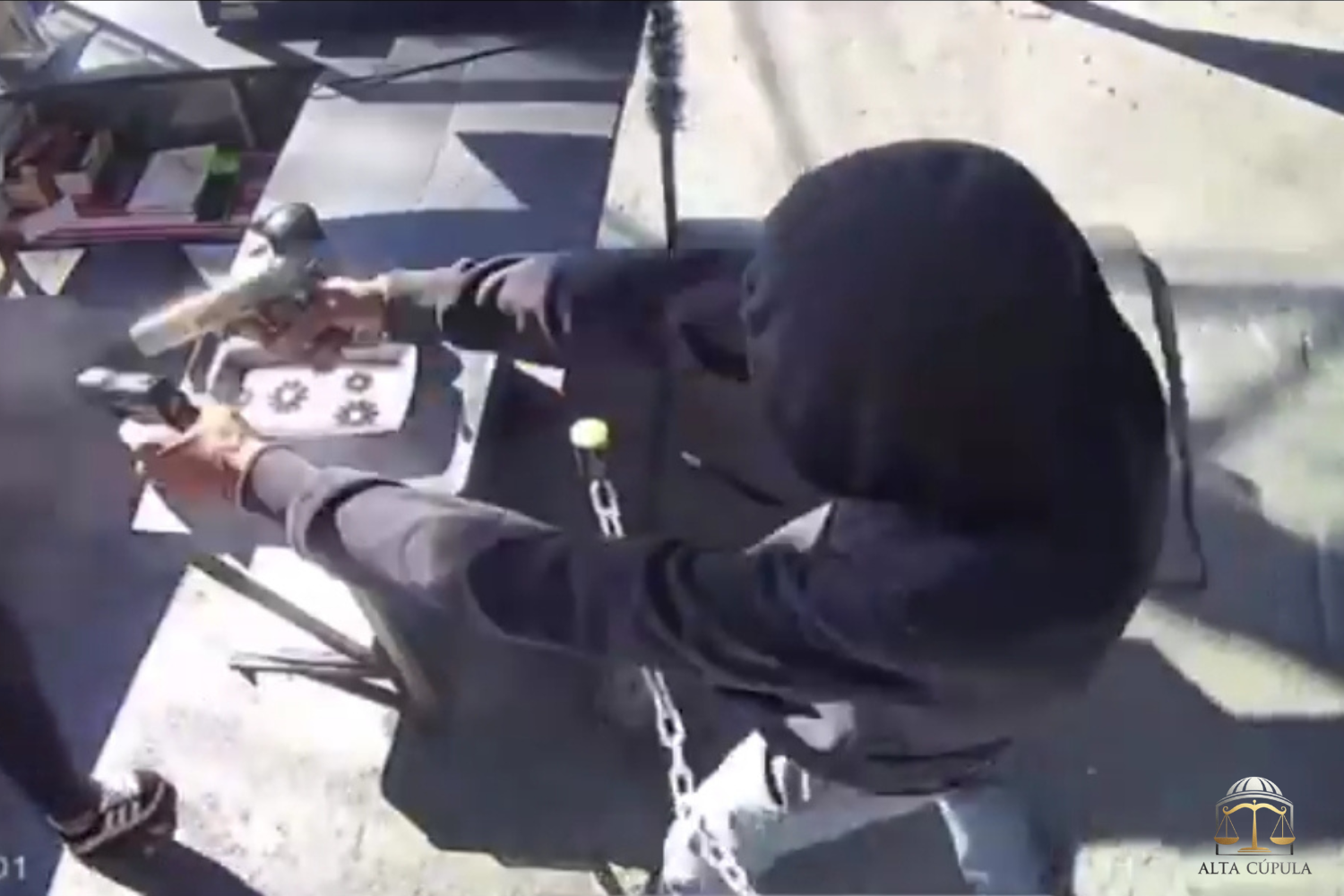 Homem atira quatro vezes na ex-esposa em pastelaria após não aceitar fim do relacionamento em SP