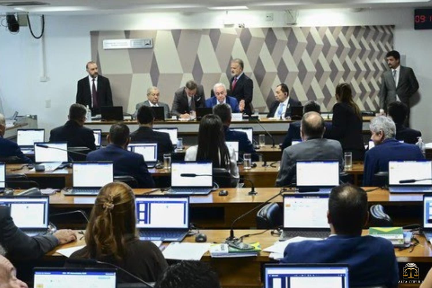 CCJ do Senado aprova PEC que acaba com a escala 6×1 em votação simbólica