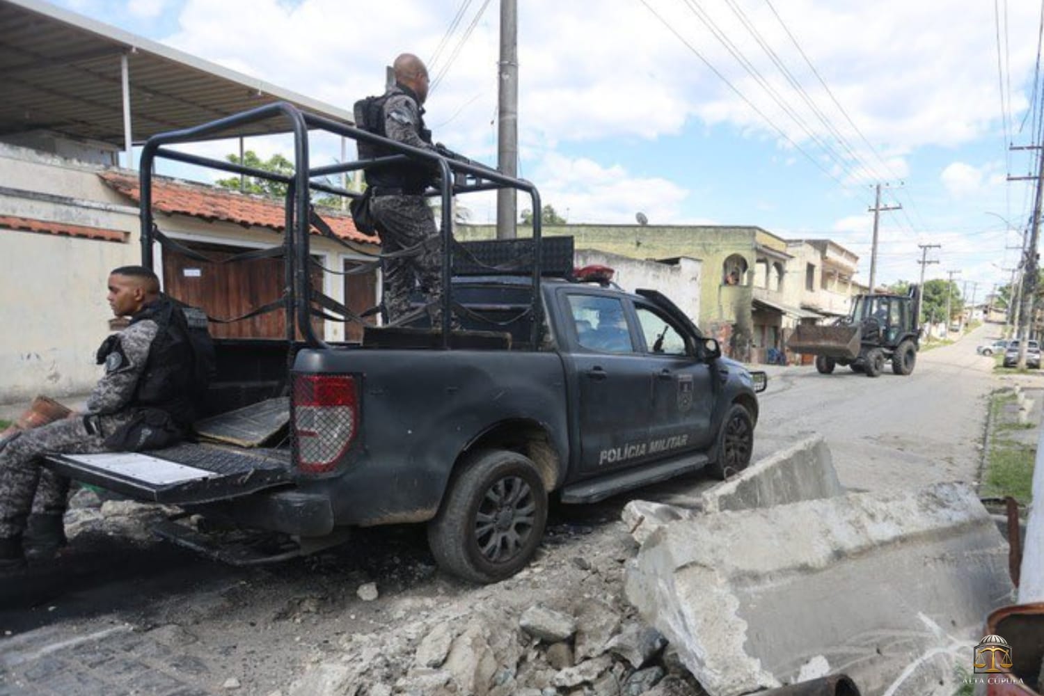 Megaoperações mobilizam forças estaduais e PF e marcam dia de tensão no Rio de Janeiro