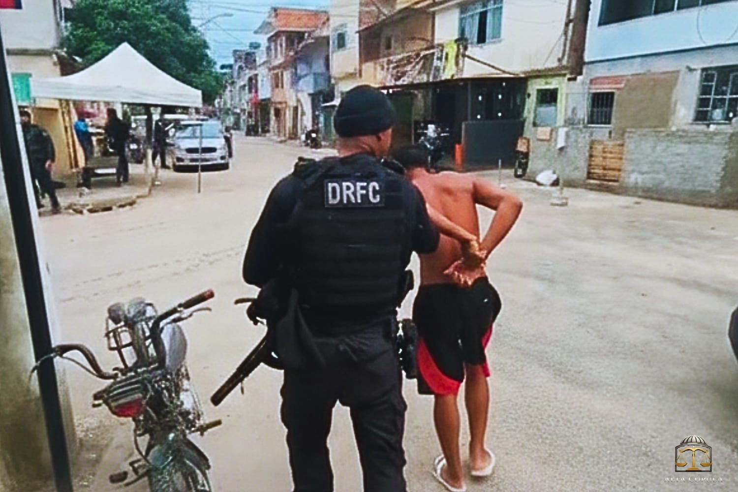 Polícia Civil prende dois bandidos e recupera carga roubada levada para Manguinhos