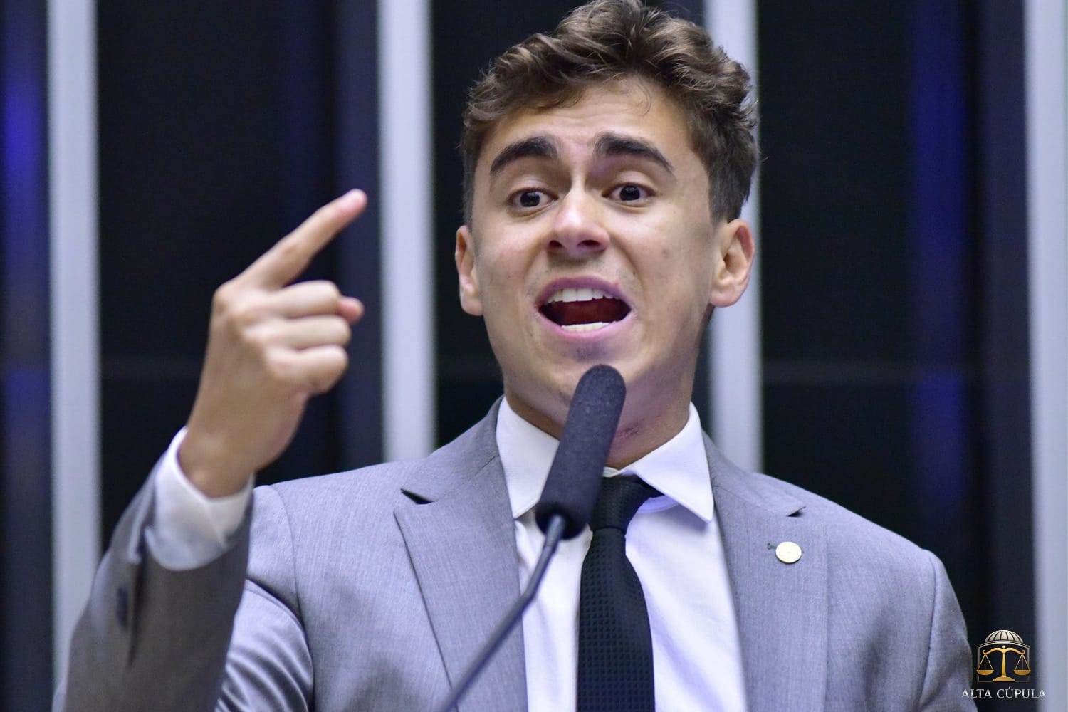Nikolas Ferreira endurece críticas a Alexandre de Moraes e diz que Constituição “tem sido tratada como papel higiênico”
