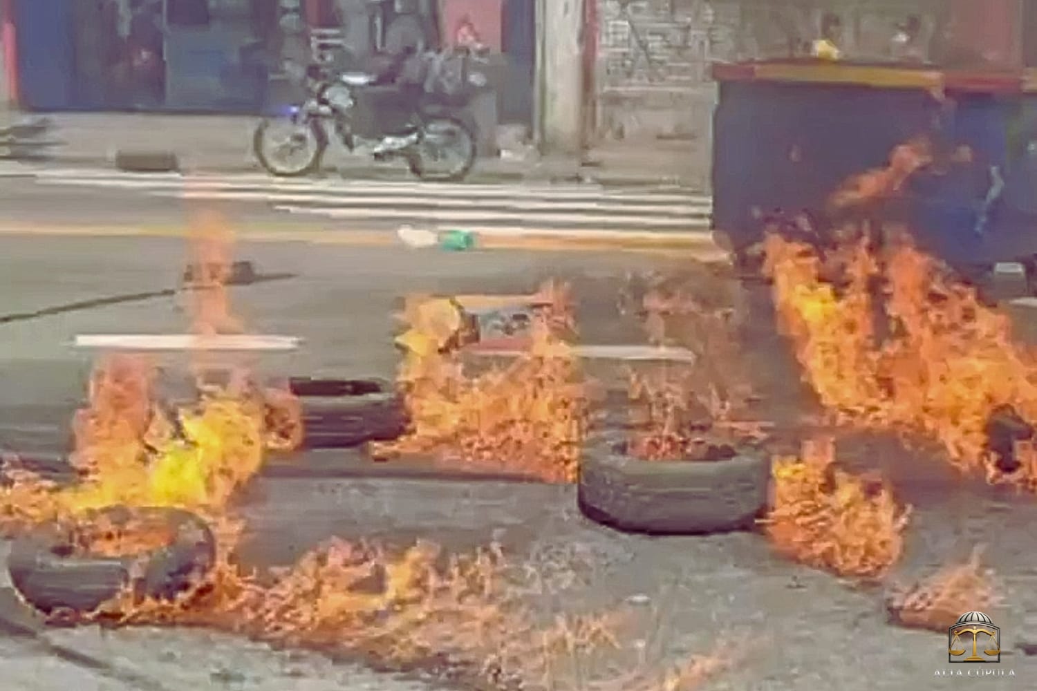 Caos em São Paulo: moradores ateiam fogo em pneus em protesto contra a Enel após três dias sem luz
