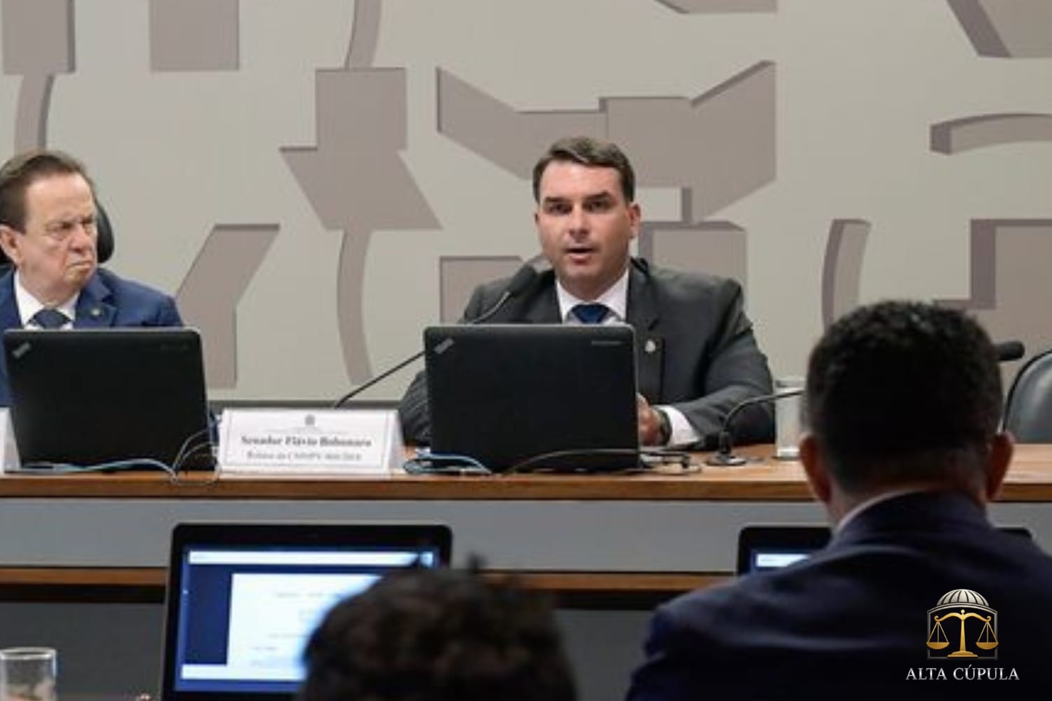 Flávio Bolsonaro inicia agenda internacional por Israel e participa de conferência ao lado de Netanyahu em Jerusalém