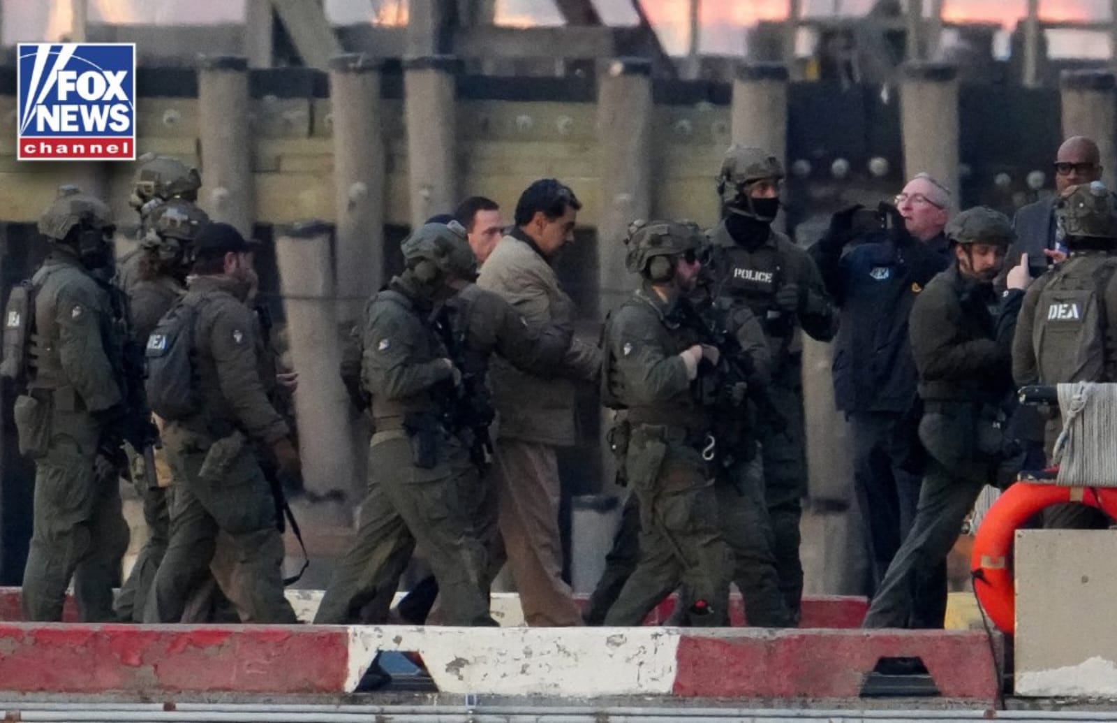 Maduro é levado algemado a tribunal de Nova York e aparece com macacão de presidiário